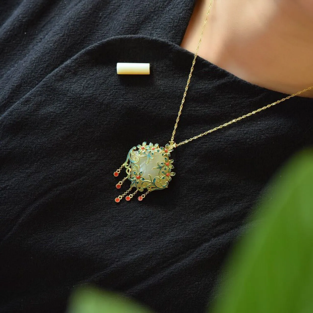 Ancient gold craftsmanship inlaid natural Hetian Yunan red tourmaline flower tassel necklace pendant